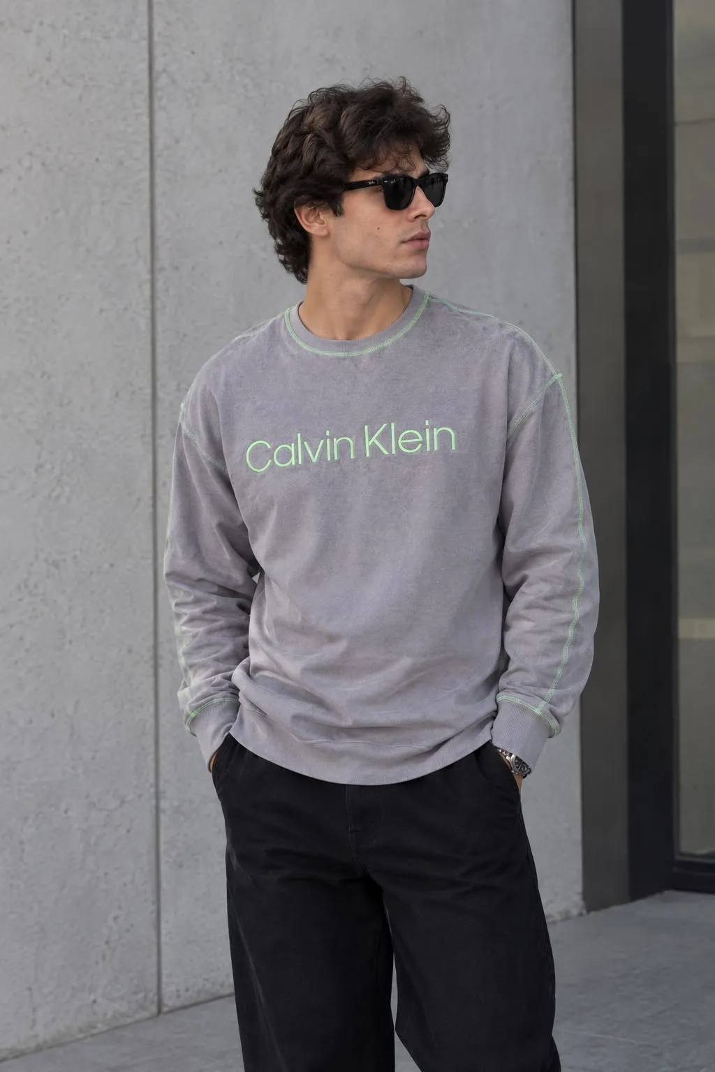 Calvin Klein Gris Monograma